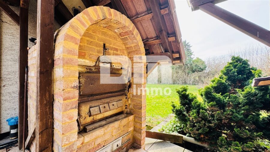 Natur pur - Einfamilienhaus am Ortsrand mit großem Grundstück, Carport und Terrasse - Pizzaofen